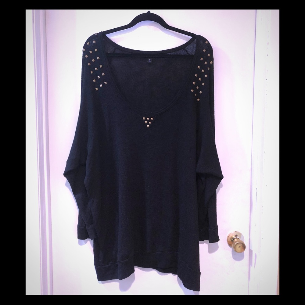 Euc Torrid 5x black sweater w/ gold pyramid studs
